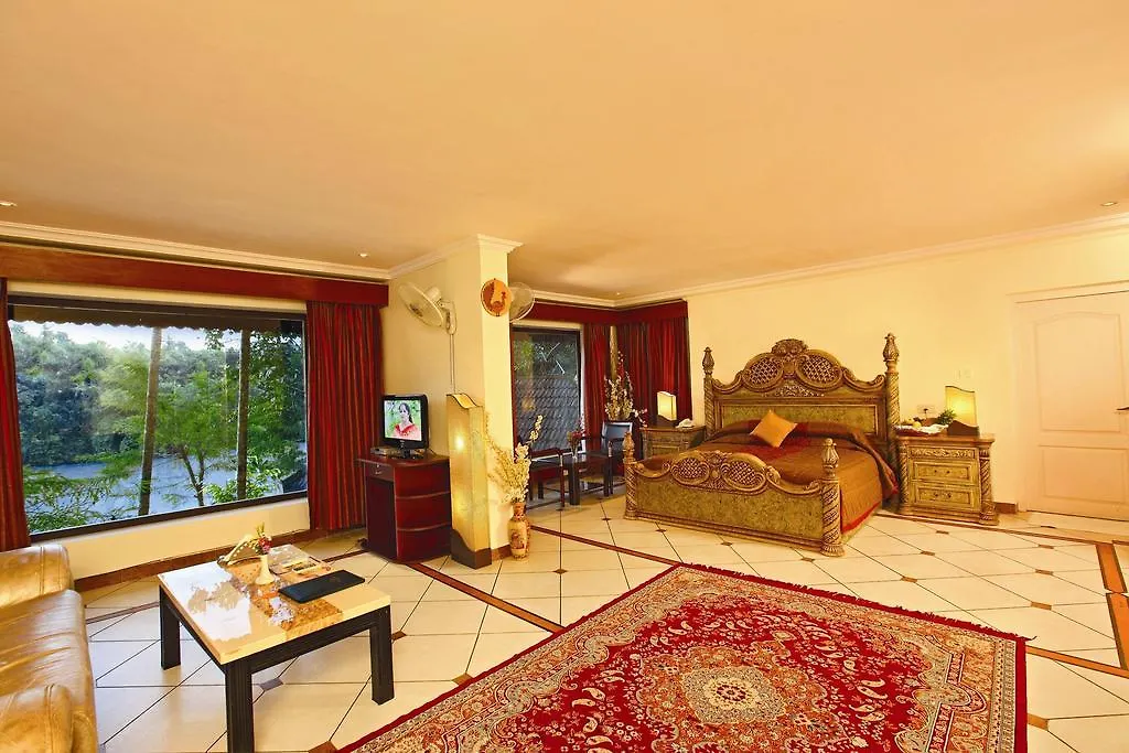 Emarald Resort Pulamanthole 3*,
